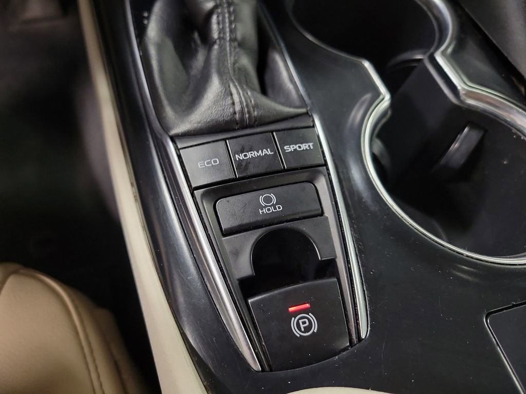 Used 2019 Toyota Camry XLE w/ Navigation Package image 17