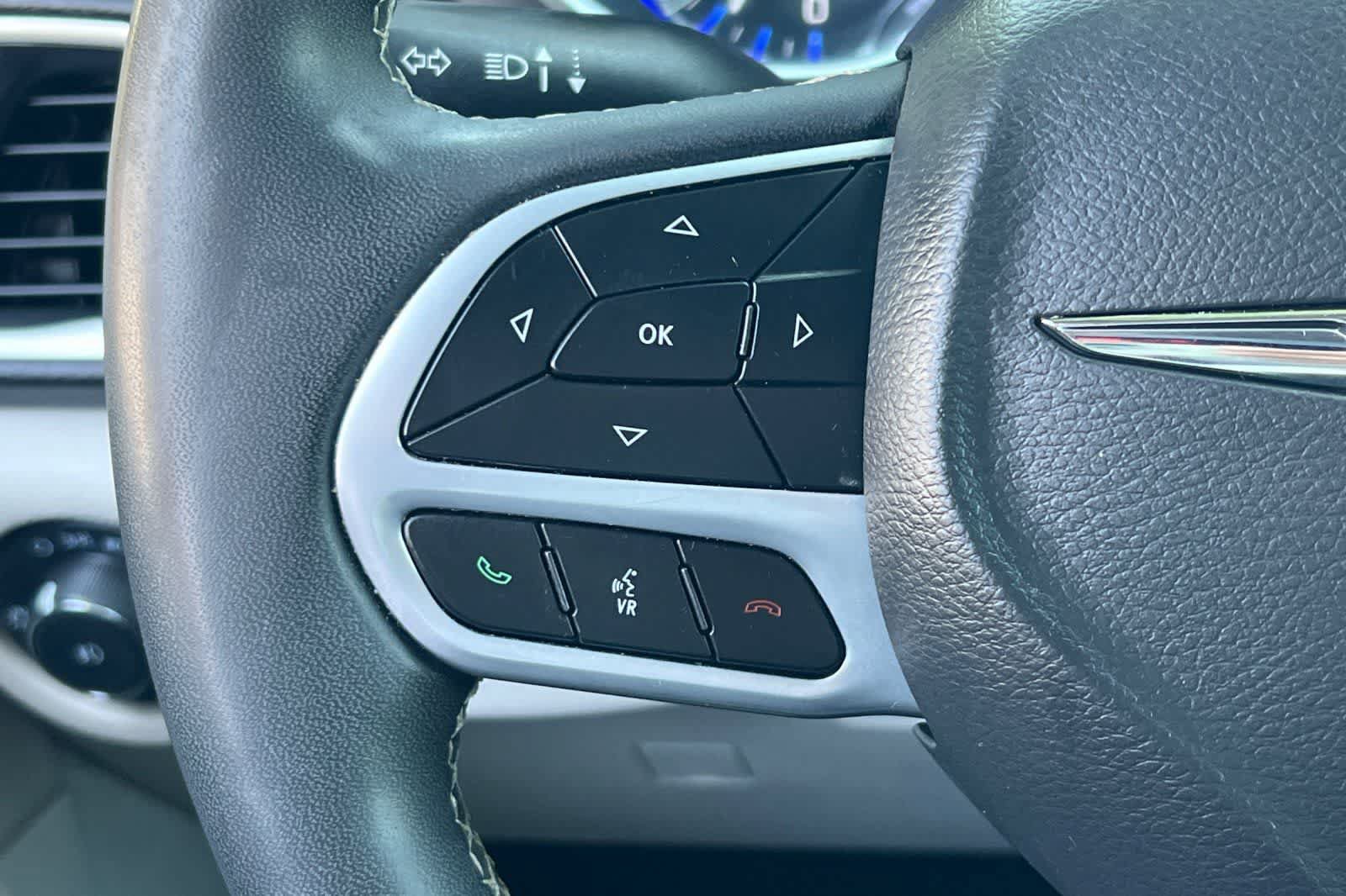 Used 2024 Chrysler Pacifica Touring-L FWD image 31