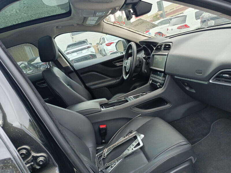 Used 2020 Jaguar F-PACE Premium image 26