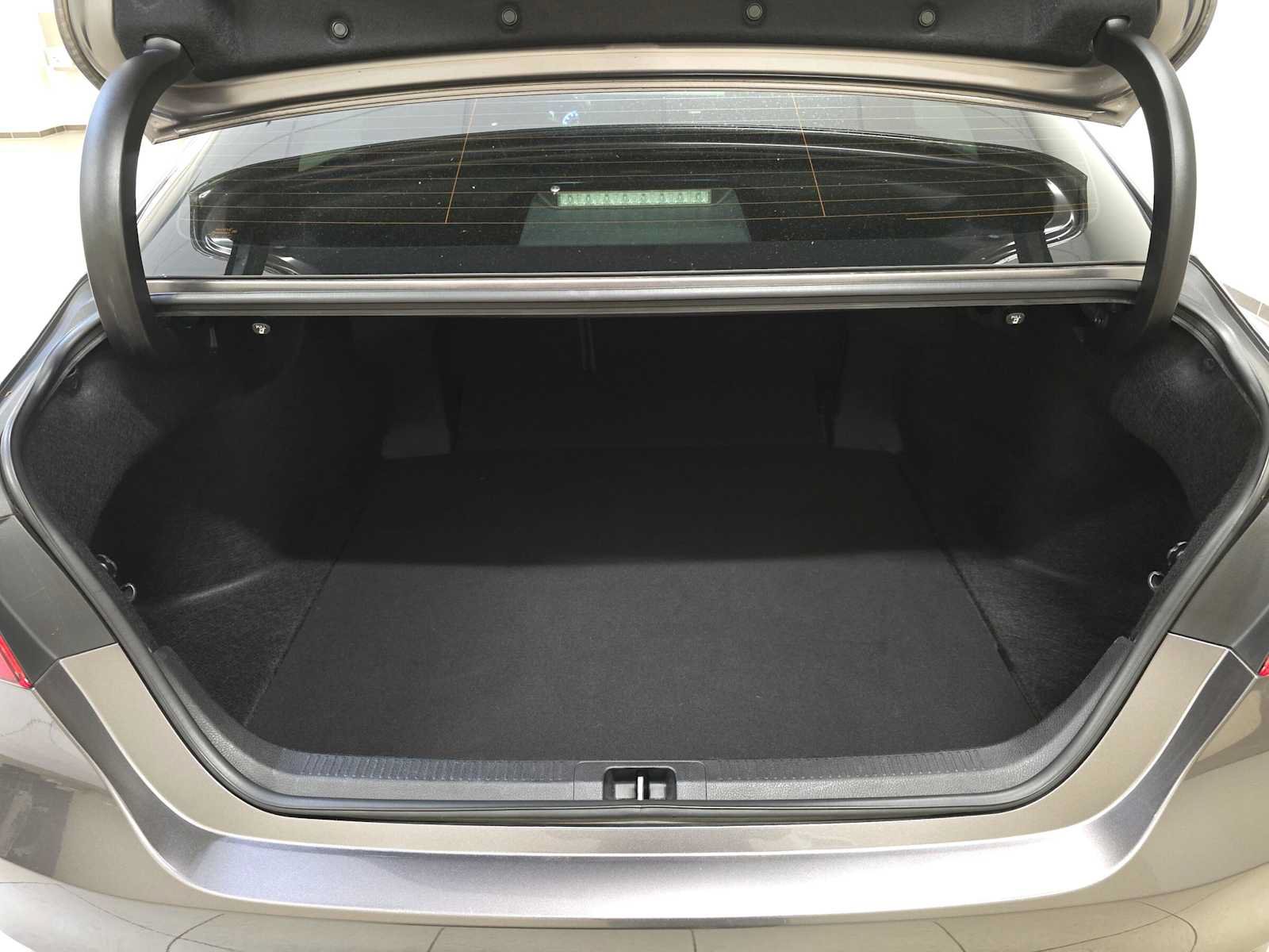 Used 2018 Toyota Camry LE FWD image 29