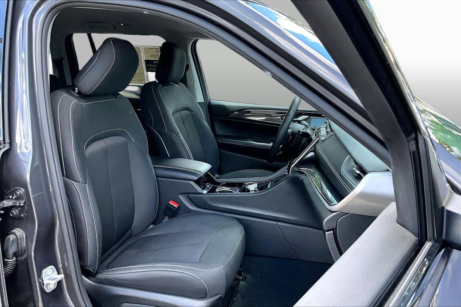 Used 2023 Jeep Grand Cherokee Laredo RWD image 9