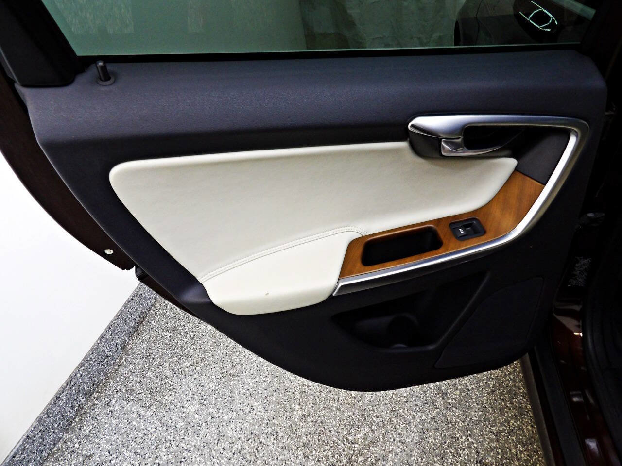 Used 2015 Volvo XC60 T6 Platinum w/ Inscription Package image 9