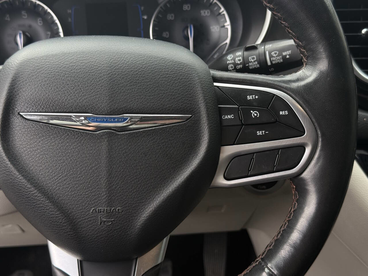 Used 2020 Chrysler Pacifica Touring-L FWD image 18