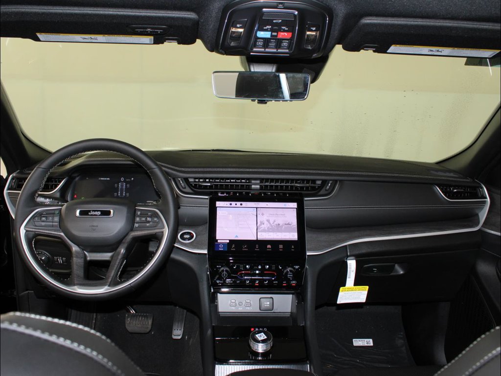 New 2025 Jeep Grand Cherokee Limited w/ Luxury Tech Group II RWD image 15