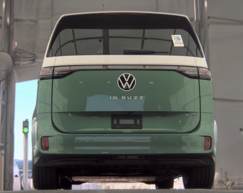 Used 2025 Volkswagen ID. Buzz 1st Edition AWD/4WD image 8