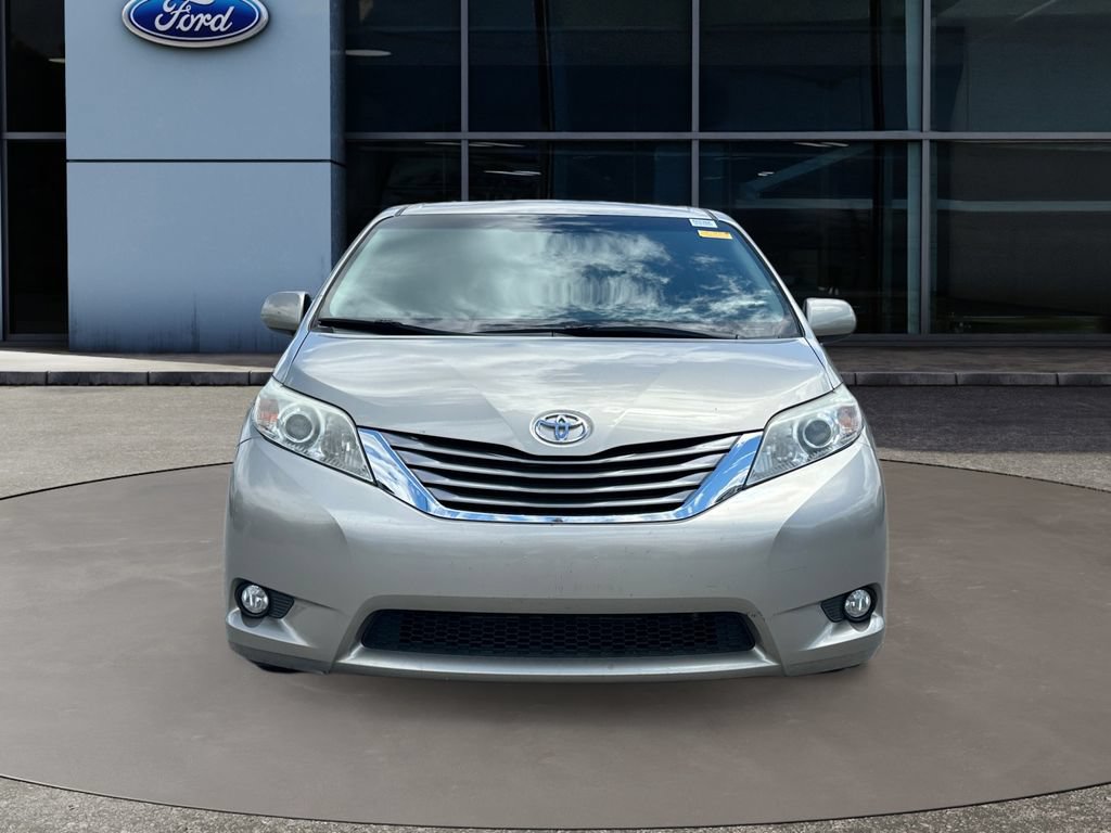 Used 2015 Toyota Sienna XLE FWD image 2