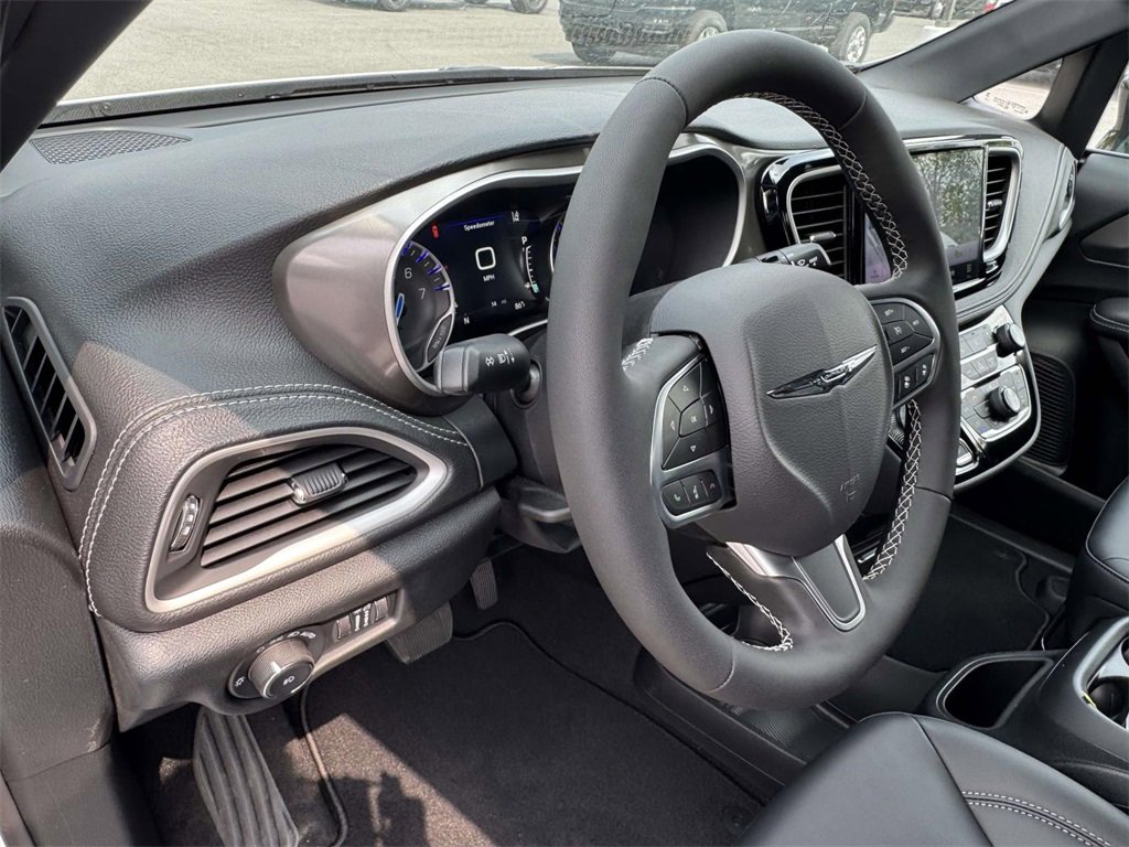 New 2026 Chrysler Pacifica Select image 2