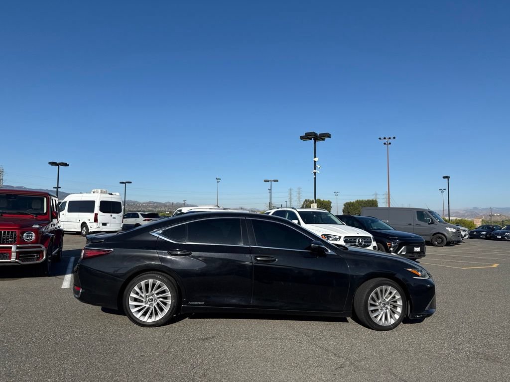 Used 2020 Lexus ES 300h w/ Accessory Package FWD image 4