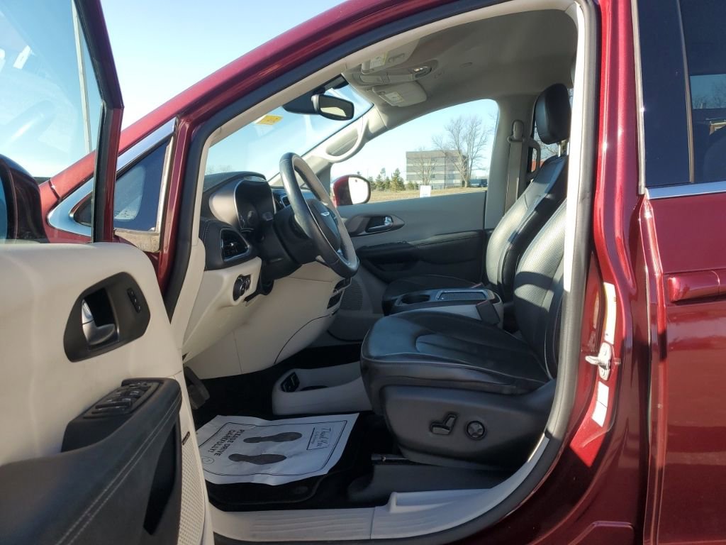 Used 2018 Chrysler Pacifica Limited image 32