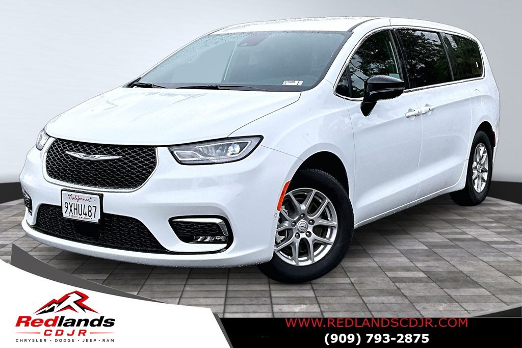 Used 2026 Chrysler Pacifica Select