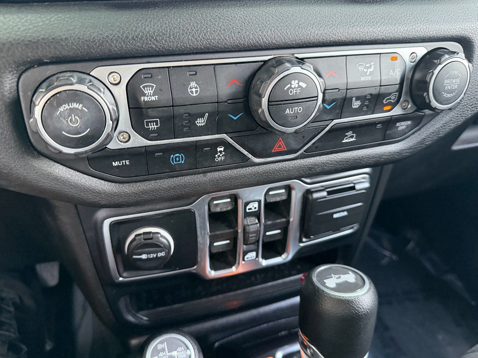 Used 2024 Jeep Wrangler Unlimited w/ Convenience Group AWD/4WD image 24