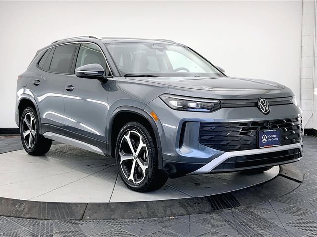 Certified 2025 Volkswagen Tiguan SE w/ Panoramic Sunroof Package