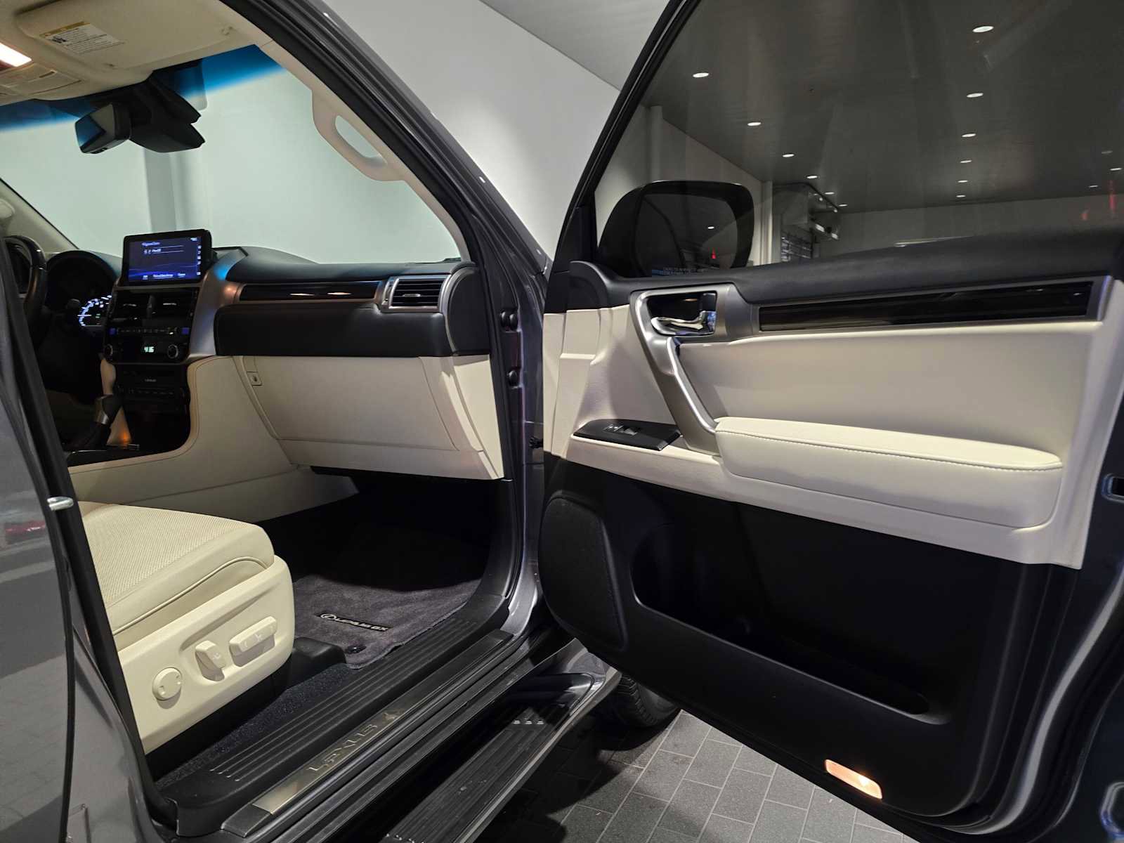 Used 2023 Lexus GX 460 Premium w/ Premium Plus Package image 12