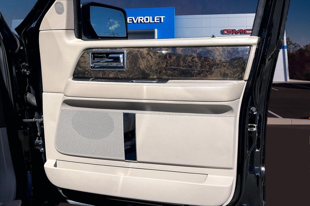 Used 2016 Lincoln Navigator L Select RWD image 33