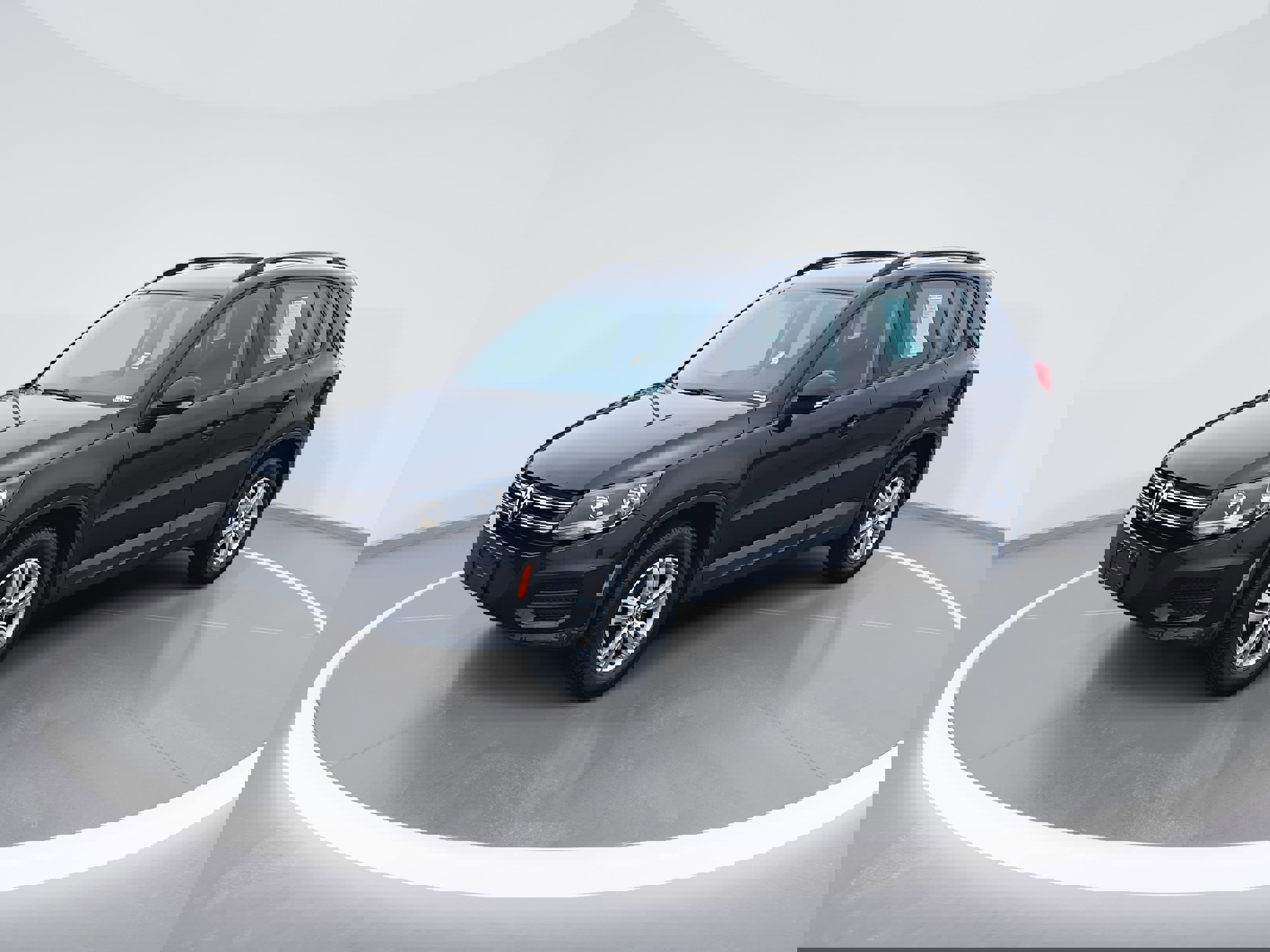 Used 2015 Volkswagen Tiguan S image 7