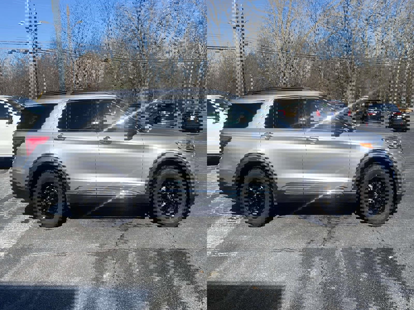 Used 2022 Ford Explorer XLT w/ Equipment Group 202A image 2