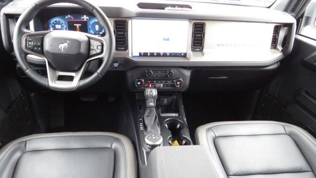 Used 2025 Ford Bronco Outer Banks image 2