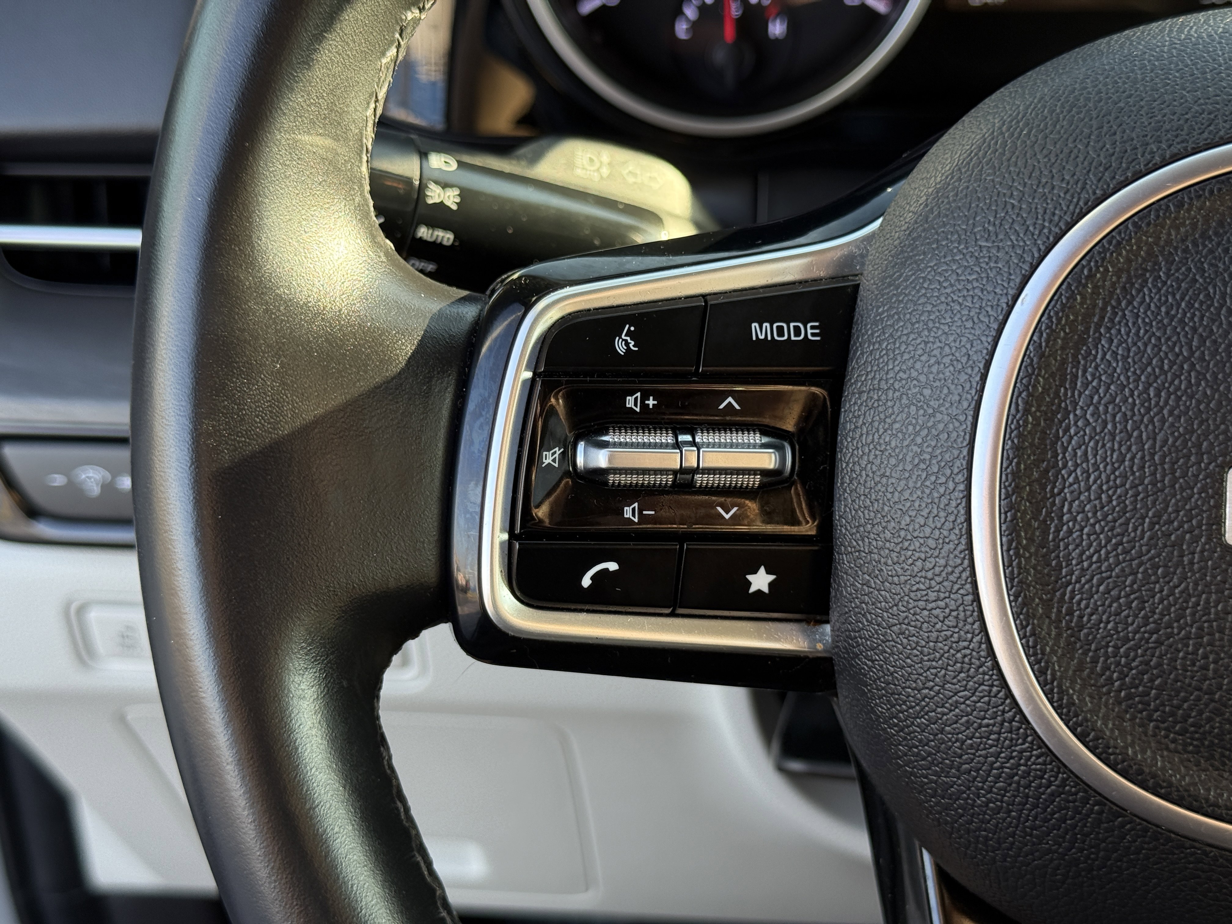 Used 2022 Kia Carnival EX image 18