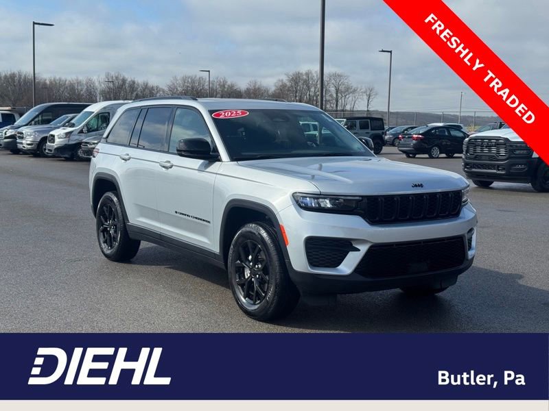 Used 2025 Jeep Grand Cherokee Altitude image 1