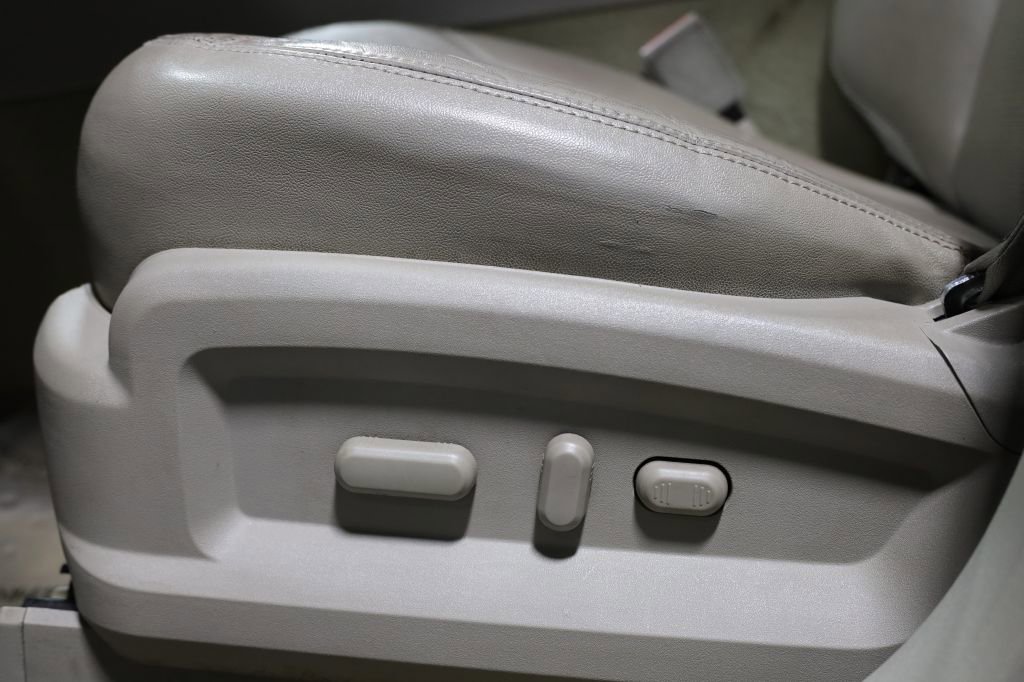 Used 2011 Lincoln MKX 2WD w/ Wood Pkg image 18