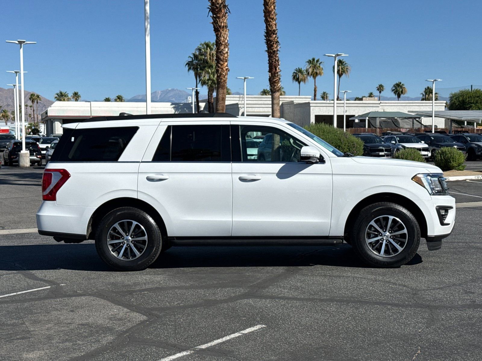 Used 2018 Ford Expedition XLT w/ Equipment Group 201A RWD image 2