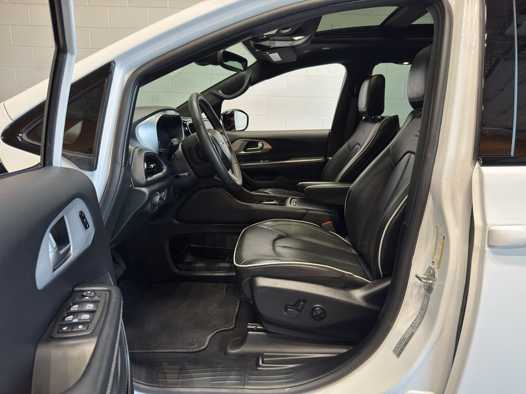 Used 2025 Chrysler Pacifica Limited FWD image 14