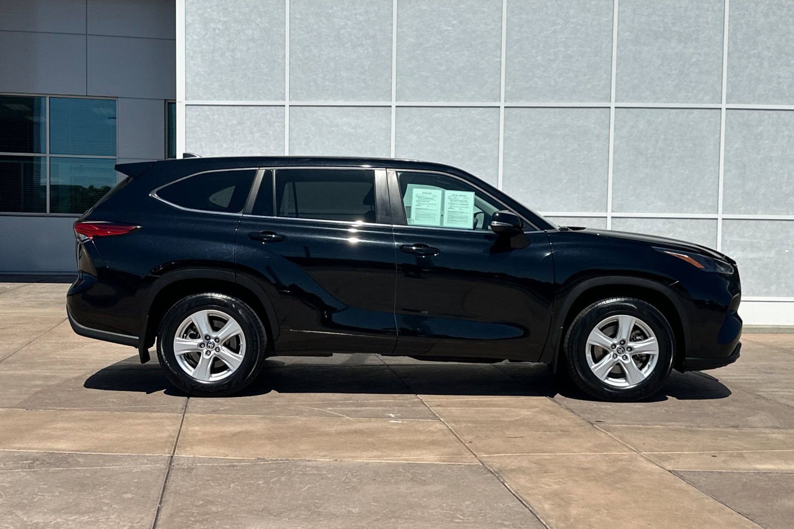 Used 2023 Toyota Highlander LE FWD image 3