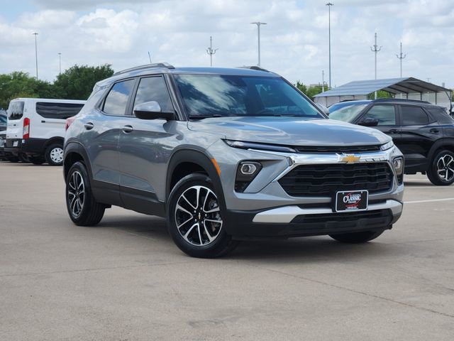 Used 2024 Chevrolet TrailBlazer LT w/ LT Cold Weather Package FWD image 3