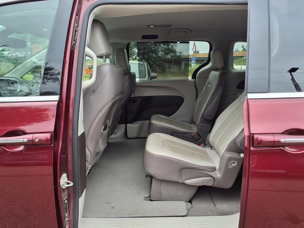 Used 2019 Chrysler Pacifica Touring-L FWD image 9