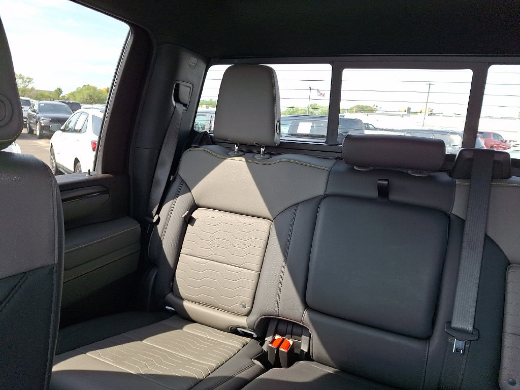 Used 2025 Chevrolet Silverado 2500 ZR2 w/ Technology Package AWD/4WD image 19