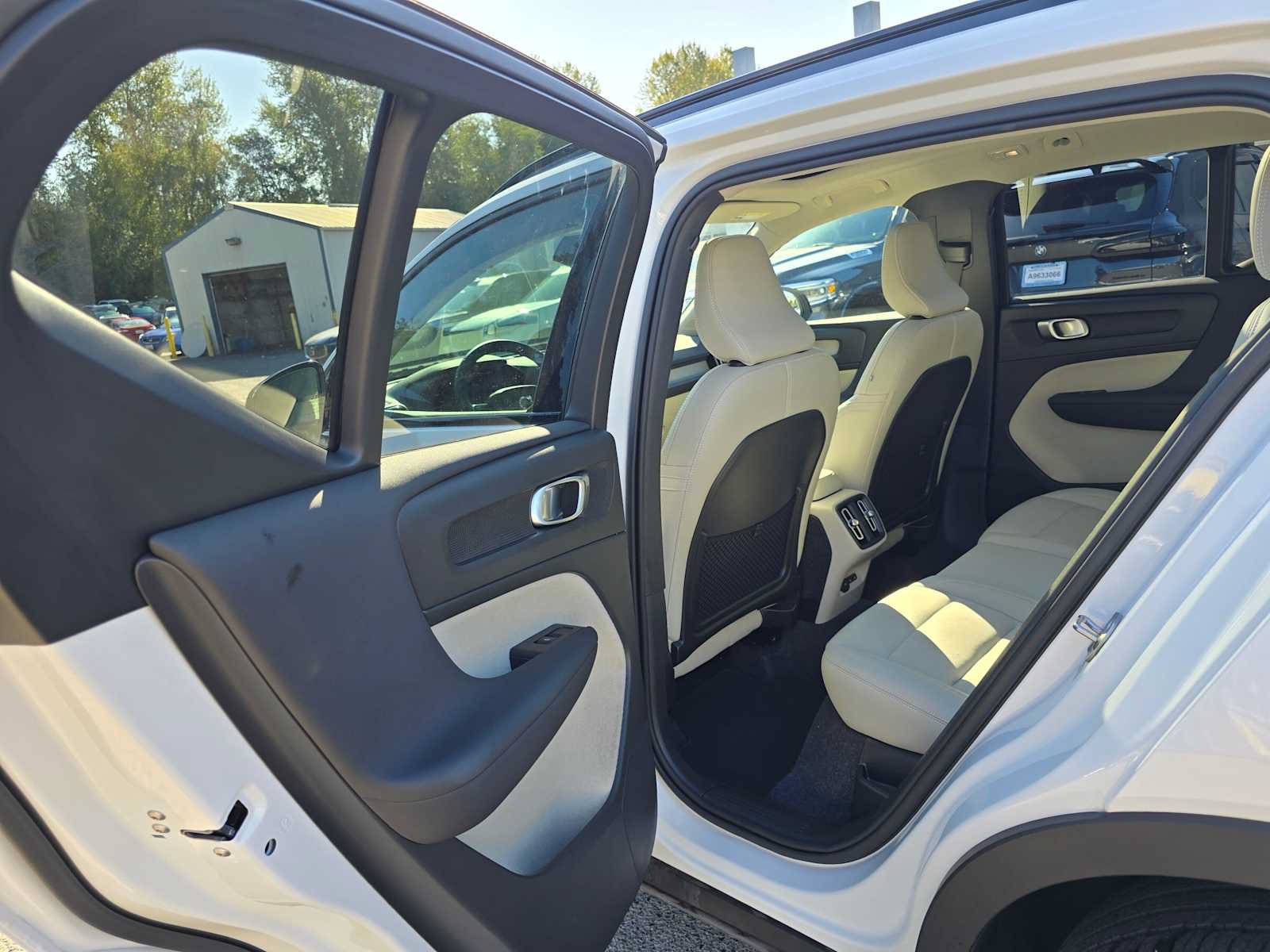 Certified 2026 Volvo XC40 B5 Plus AWD/4WD image 17