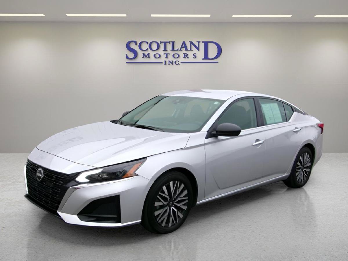Used 2025 Nissan Altima 2.5 SV FWD image 2