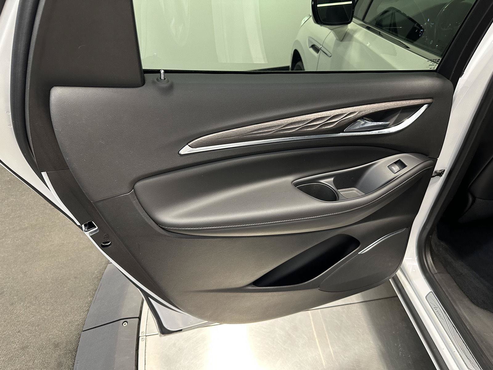 Used 2022 Buick Enclave Avenir w/ Avenir Technology Package AWD/4WD image 27