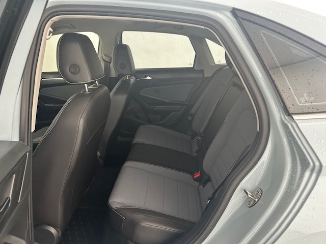 Used 2025 Volkswagen Jetta SE FWD image 15