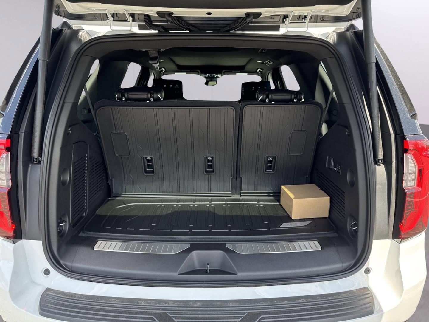 New 2026 GMC Yukon AT4 Ultimate w/ LPO, Floor Liner Package AWD/4WD image 13