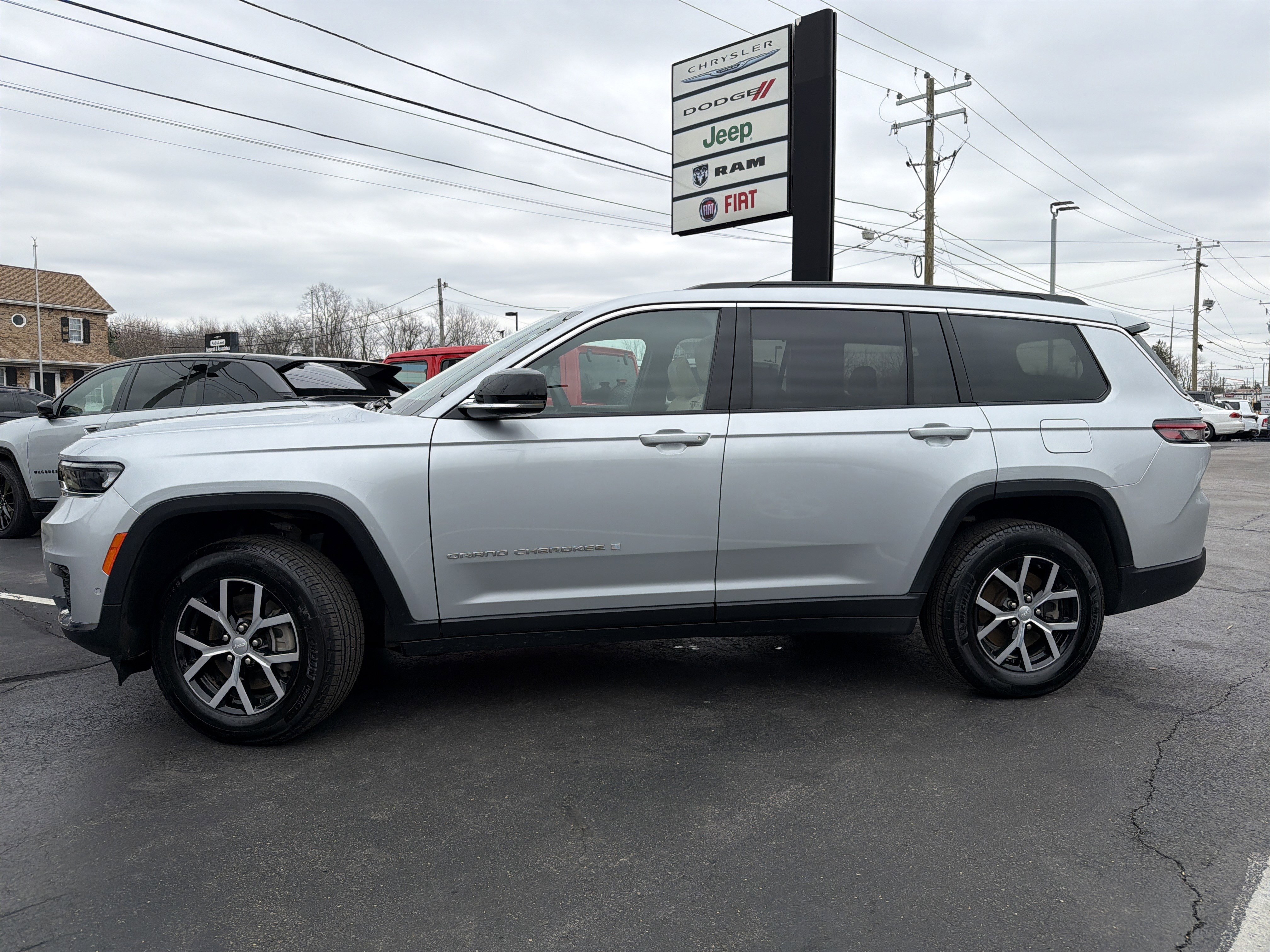 Certified 2025 Jeep Grand Cherokee L Limited w/ Luxury Tech Group II image 4