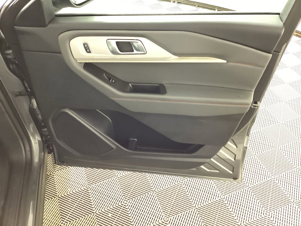 Used 2025 Ford Explorer Active w/ Active Comfort Package image 9