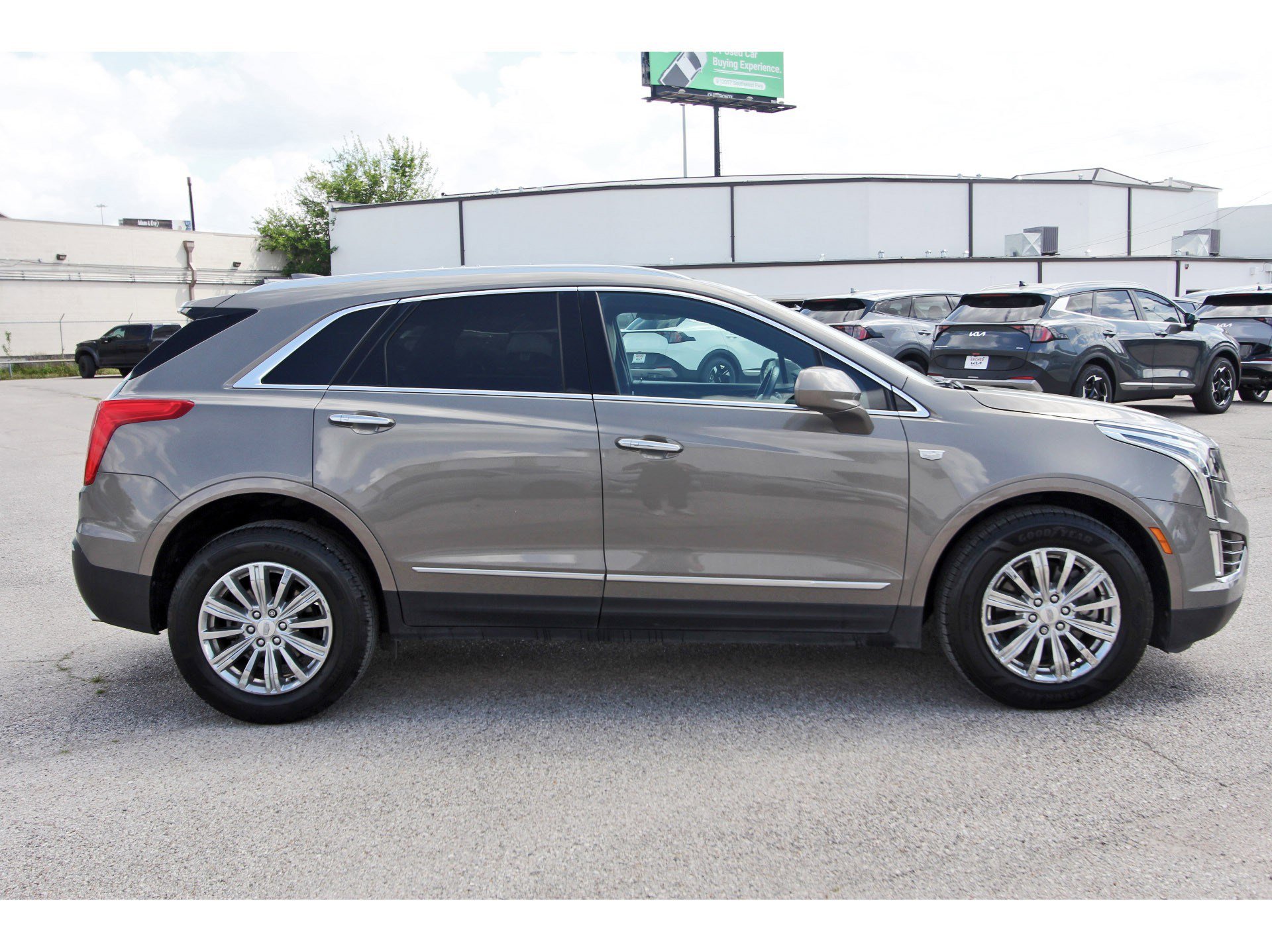 Used 2017 Cadillac XT5 Luxury w/ Driver Awareness Package image 8