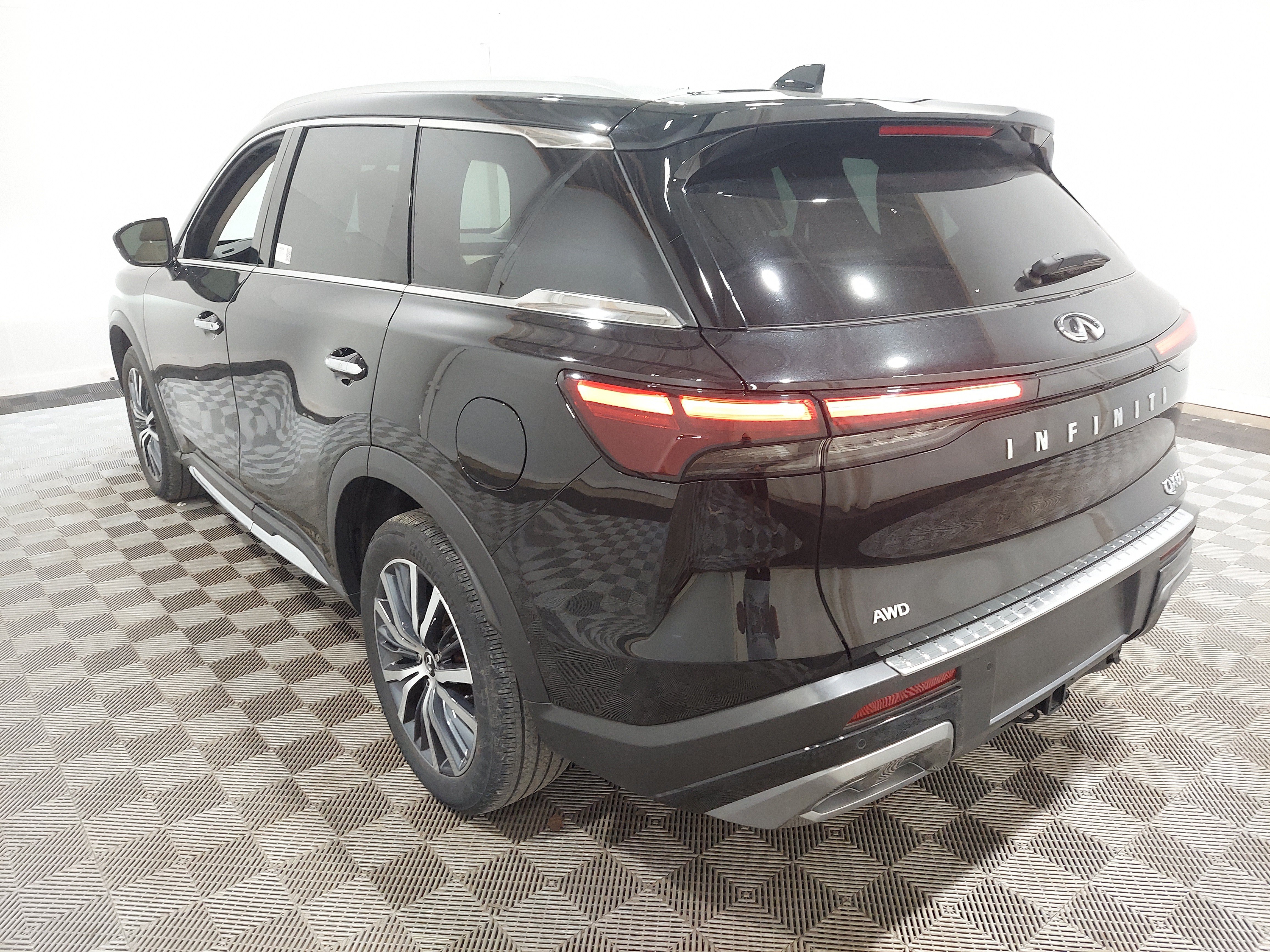Used 2024 INFINITI QX60 Sensory AWD/4WD image 2