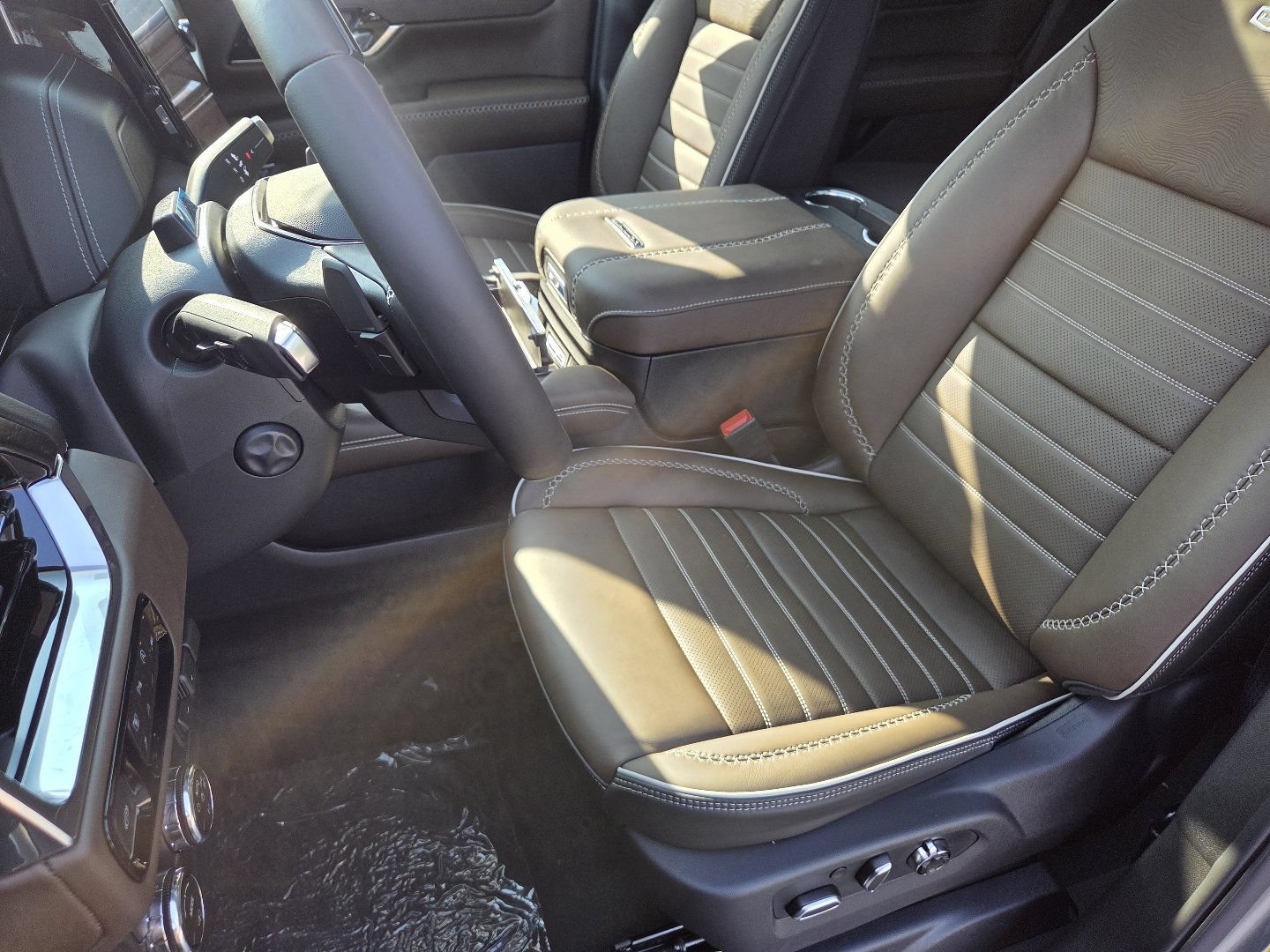 New 2026 GMC Yukon Denali Ultimate w/ LPO, Floor Liner Package AWD/4WD image 32