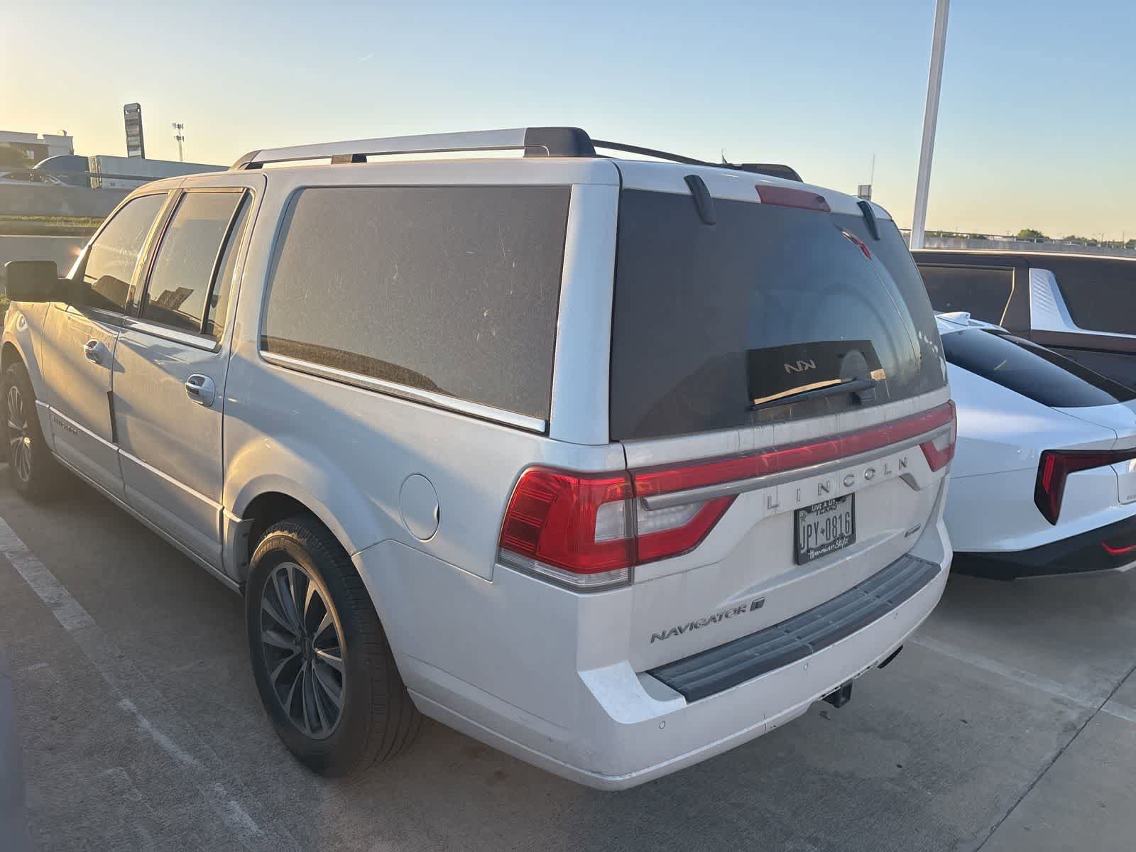 Used 2016 Lincoln Navigator L Select RWD image 8
