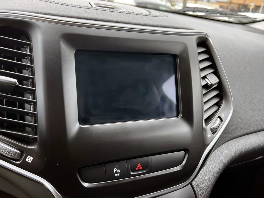 Used 2020 Jeep Cherokee Latitude Plus w/ Comfort/Convenience Group image 27
