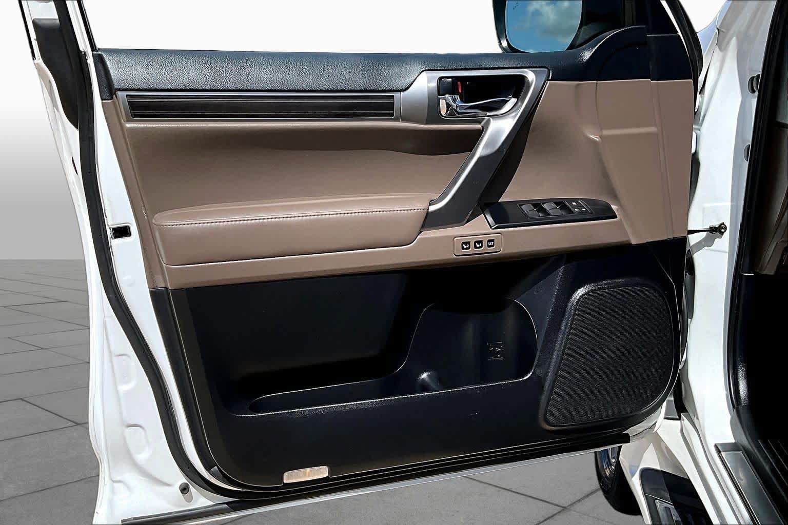 Used 2023 Lexus GX 460 Luxury w/ Accessory Package AWD/4WD image 22