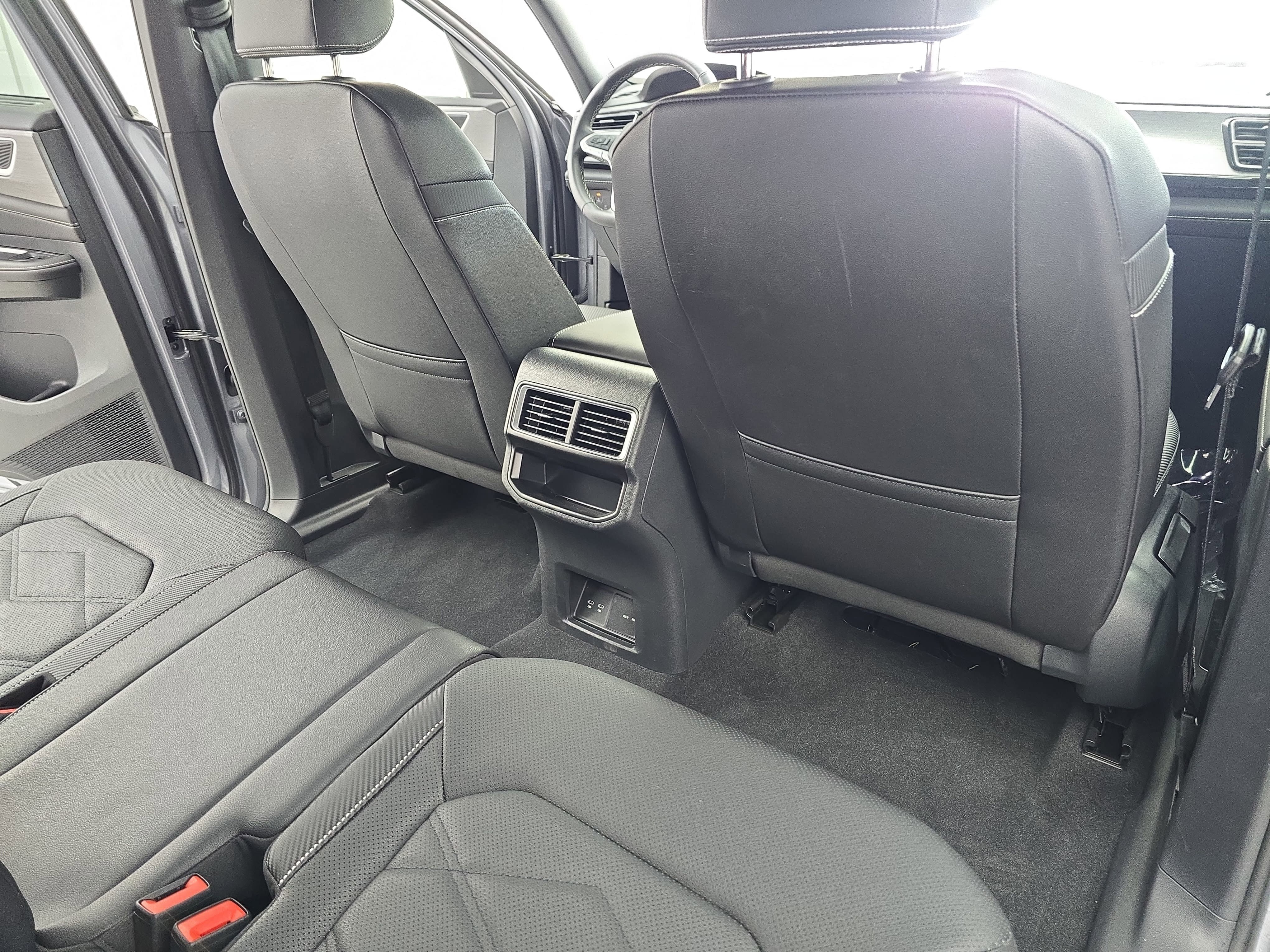 Certified 2025 Volkswagen Atlas Cross Sport SE w/ Panoramic Sunroof Package FWD image 11