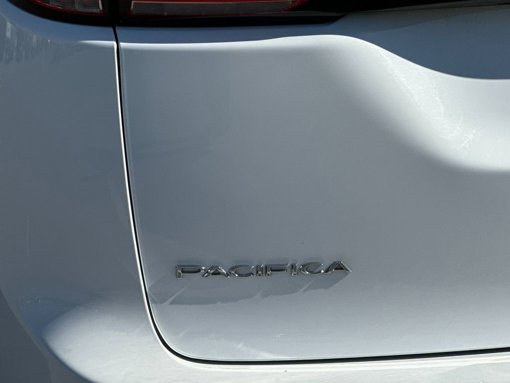 Used 2023 Chrysler Pacifica Touring-L image 30