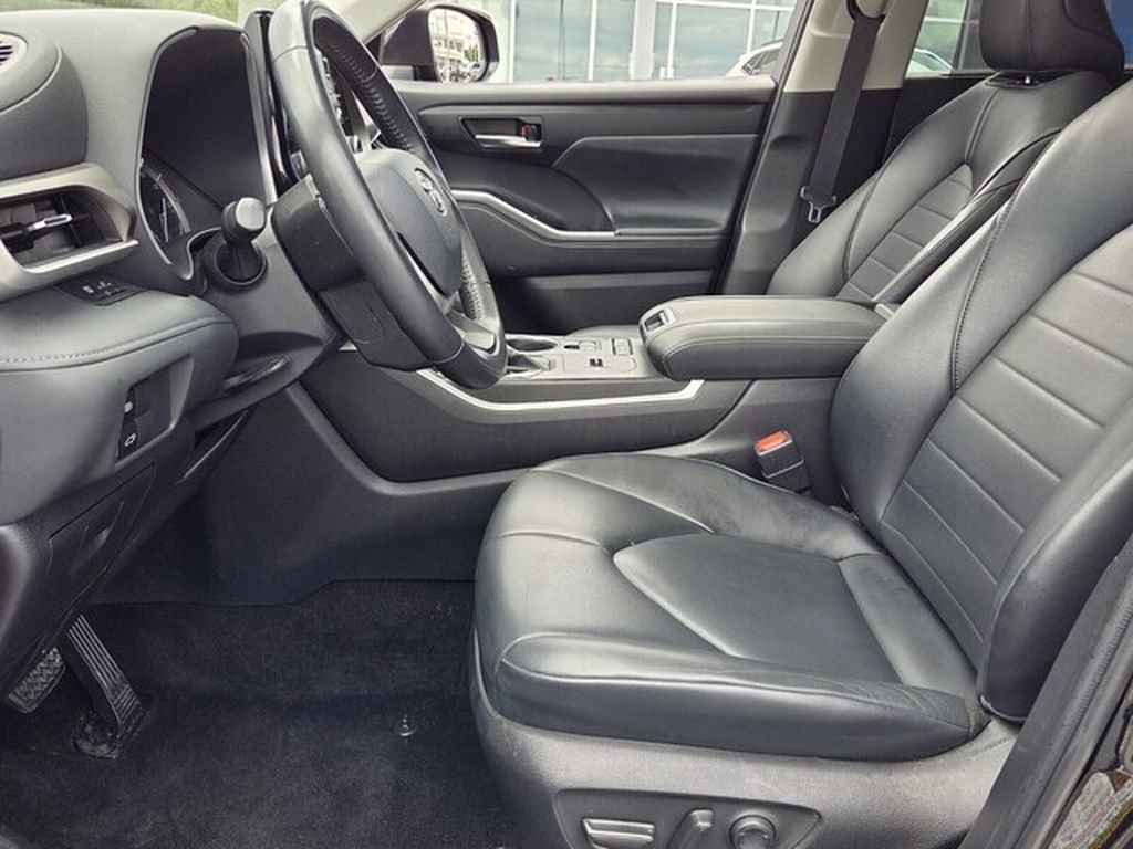 Used 2022 Toyota Highlander XLE FWD image 3
