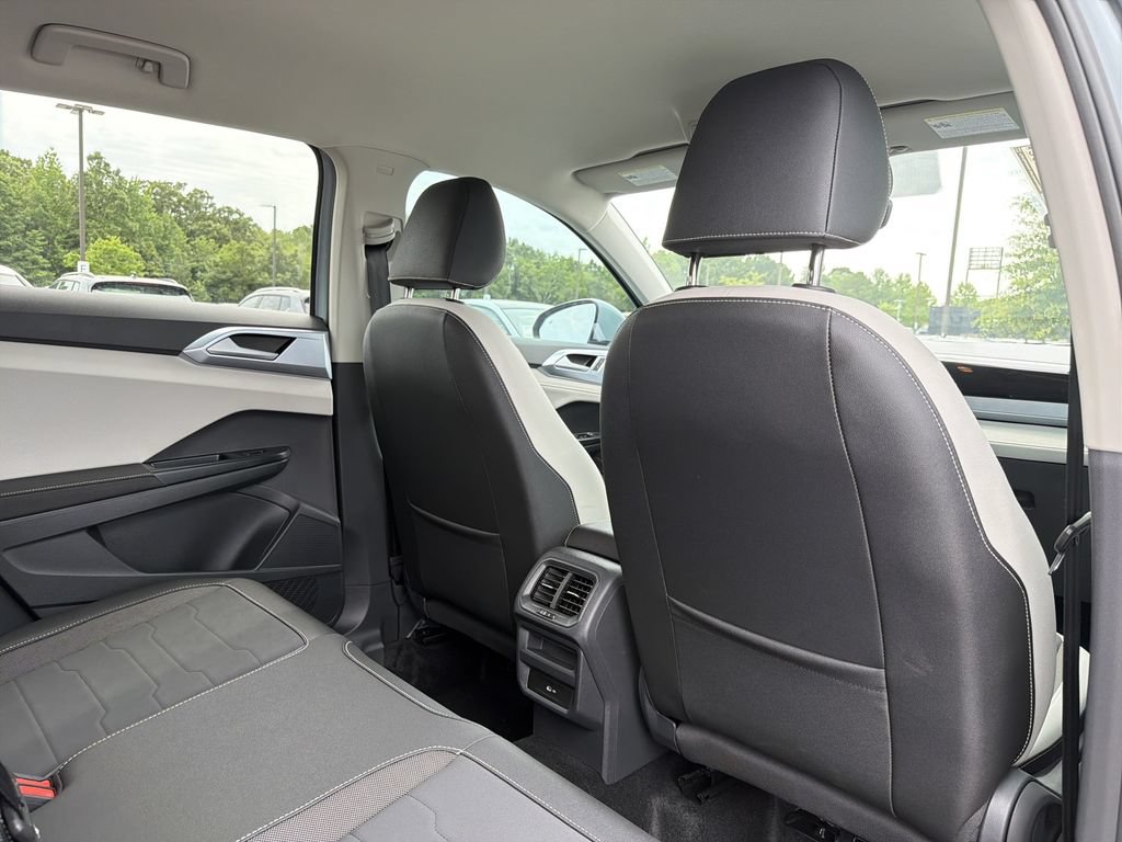 Used 2025 Volkswagen Taos SE FWD image 16