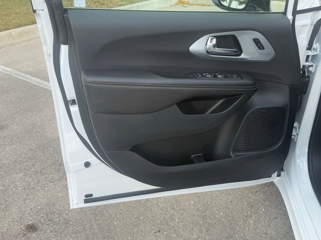 New 2026 Chrysler Pacifica Limited FWD image 28