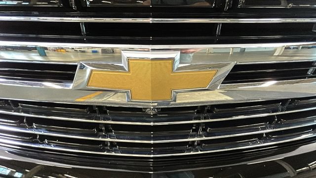 Used 2022 Chevrolet Suburban LT w/ Luxury Package AWD/4WD image 8