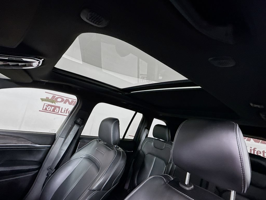 Used 2023 Jeep Grand Cherokee Overland AWD/4WD image 12